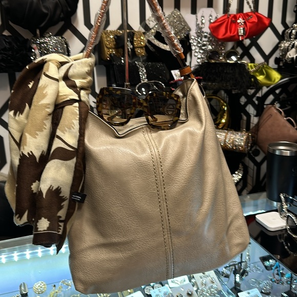 A vegan handbag, style type shoulder hobo cross-body with an extra strap - Picture 14 of 15